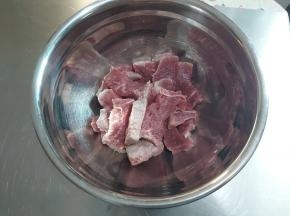 牛肉冷水浸泡半小时，泡出血水，洗净后切片。