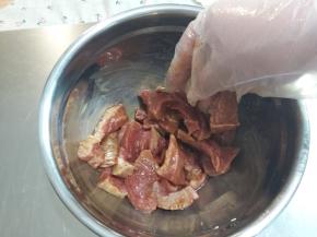 抓拌揉压均匀。