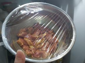 保鲜膜密封，冷藏腌渍入味，至少半小时。