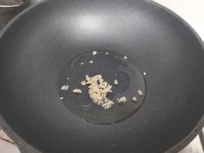 起锅，倒入一勺植物油，加入蒜末爆香。