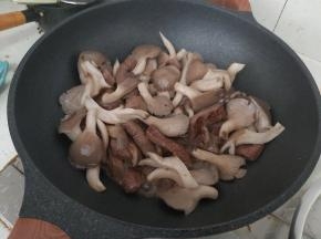 加入鲜蘑，翻炒均匀。