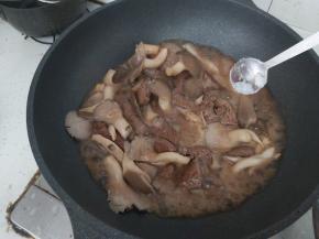 转中火轻轻炖煮几分钟，最后加入少许盐，炒匀，关火。