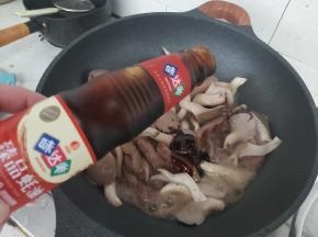 再加入一勺味达美臻品蚝油，仍旧大火翻炒均匀，炒出汤汁。