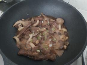 最后撒上葱花，装盘，一道非常简单的快手小炒就完成了。