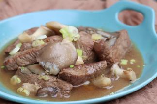 蘑菇炒牛肉成品图