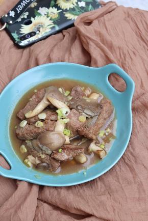 蘑菇炒牛肉成品图