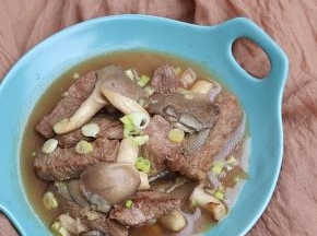 蘑菇炒牛肉成品图