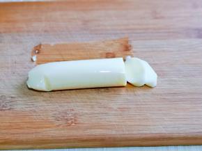 日本豆腐去掉外包装，再切出薄片。