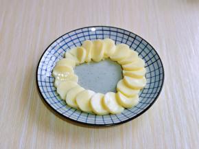 将切好的豆腐片摆盘，中间空出来。