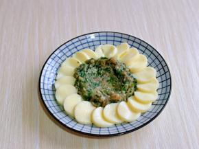 戴上食品手套把肉糜团成团，再中间做个鸟巢的形状。