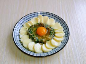 鸡蛋磕入鸟巢里，我用的草鸡蛋，正好。