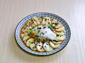 蒸好后取出器具，淋上生抽，再淋上烧热的食用油。