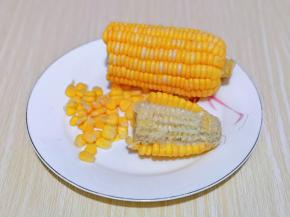 首先处理玉米棒，去掉外皮，再把玉米棒掰开，将玉米粒搓下，可以先搓掉一排，接下来特别容易。