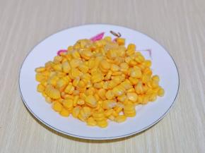 一根玉米棒全部搓好啦，放旁边备用。