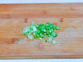 香芹洗干净切丁。
