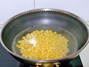 玉米粒焯水，锅中加入水，玉米粒冷水下锅，大火烧开，转中火煮熟。