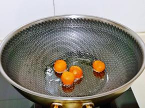 起油锅，加入咸蛋黄，全程小火，用铲子切碎。