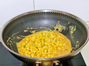 再加入焯水的玉米粒，芹菜丁。