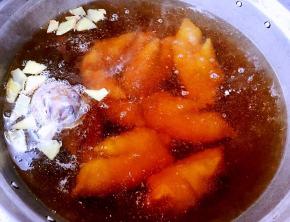 锅中重新倒入清水再放入猪蹄、姜片、调料包、糖、一品鲜酱油、蚝油、料酒大火炖30分钟再改中小火炖30分钟