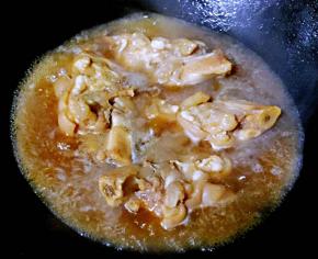 再倒入一品鲜酱油、蚝油、糖中火炖10分钟入味