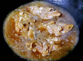 再倒入一品鲜酱油、蚝油、糖中火炖10分钟入味
