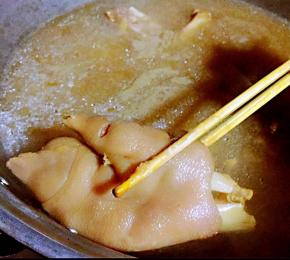 猪蹄炖至八成熟