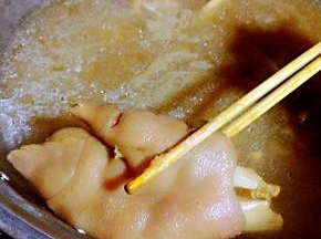 猪蹄炖至八成熟