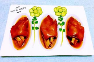 招财猪手装入盘中用黄瓜片和香菜摆成花做装饰瞬间颜值爆表