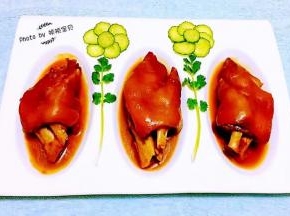招财猪手装入盘中用黄瓜片和香菜摆成花做装饰瞬间颜值爆表