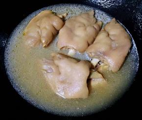 取出部分猪蹄放入锅中倒入原汁原味的汤汁