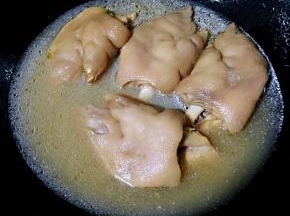 取出部分猪蹄放入锅中倒入原汁原味的汤汁