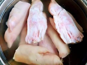 新鲜的猪蹄买回来用清水浸泡半小时再清洗干净