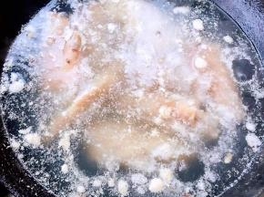 锅中烧开水放入猪蹄焯水去除杂质和油脂