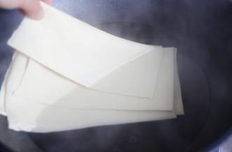干豆腐放沸水中焯1分钟。