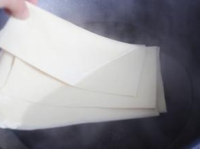 干豆腐放沸水中焯1分钟。