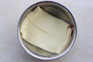 捞出泡凉水中。