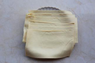 处理好的两张豆腐皮叠放到一起，横切3等分，即分成6份。