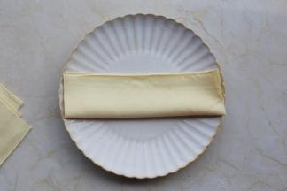 取1小张，长边对折。