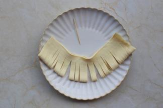 用刀均匀地切成约3毫米宽的细条，顶边位置不要切断。