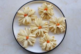 每个中间摆放一个胡萝卜丁作为花蕊。