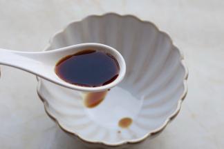 调制酱汁，碗中加入适量的生抽。