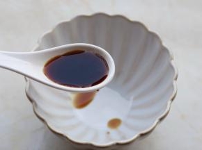 调制酱汁，碗中加入适量的生抽。