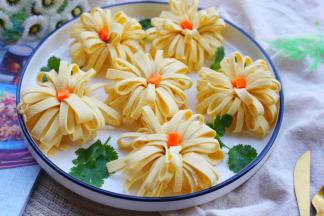 浇入盘中或蘸着吃，一盘寓意花开富贵的凉拌菊花豆皮就做好了。
