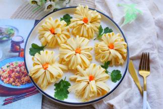 盘边缘放上香菜。