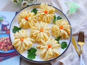 盘边缘放上香菜。