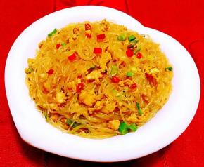 诱人的肉末粉丝装入盘中撒上红辣椒瞬间颜值爆棚