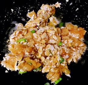 放入肉粒翻炒均匀