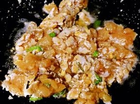 放入肉粒翻炒均匀
