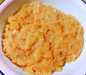 煨制入味的肉剁成肉粒