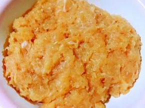 煨制入味的肉剁成肉粒